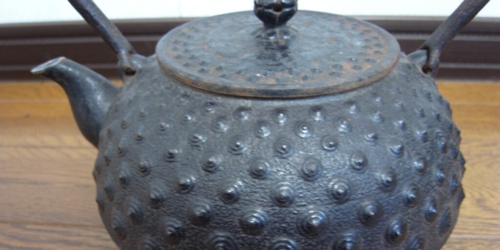 秋田市の出張買取｜南部鉄瓶・日本刀・掛け軸・浮世絵版画など、伝統工芸や古美術品を対象に秋田県全域で訪問査定。茶道具や武具も高価買取対応。