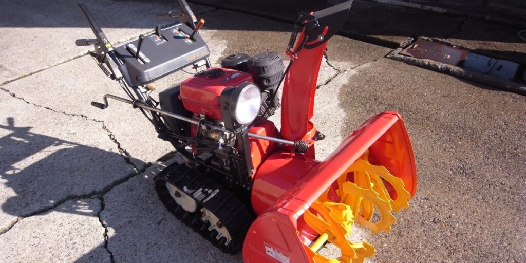 キャタピラー式の除雪機の実物写真。雪国で使用される大型機械の出張買取品目として紹介。